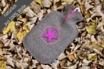 Filz-Wärmflasche in naturgrau mit pinkem Stern